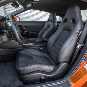 2017-Nissan-GT-R-front-interior-seats.jpg