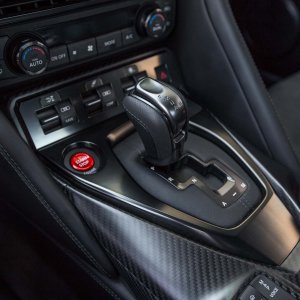 2017-Nissan-GT-R-gear-knob.jpg